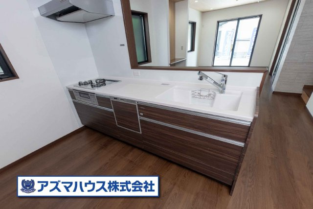 対面式キッチンで、お子様の遊ぶ姿を見守りながら料理が可能！お子様も安心してリビングで遊べますね。
