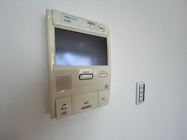 来訪者を映像で確認でき、防犯面にも配慮された設備仕様です。