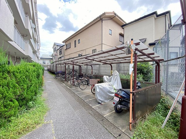 雨や風から愛車を守る屋根付きの駐輪場スペースを完備。綺麗に整理整頓されており、自転車を使った通勤・通学やお買い物など、ご家族皆様の日常の移動をスマートにサポートします。