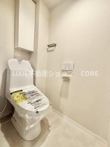 見た目もスッキリとしたデザインのトイレには温水洗浄暖房便座付き。