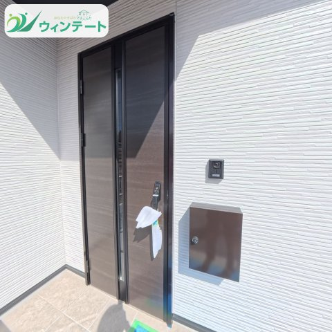 明るい玄関。家族や来客を気持ちよく迎えられる空間です。