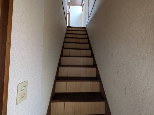 2階へとつながる階段は直線的で上り下りしやすい設計です。上部から自然光が差し込み日中は明るさを確保。シンプルな造りで圧迫感も少なく安全に配慮された動線となっておりご家族皆様が安心してご利用いただけます