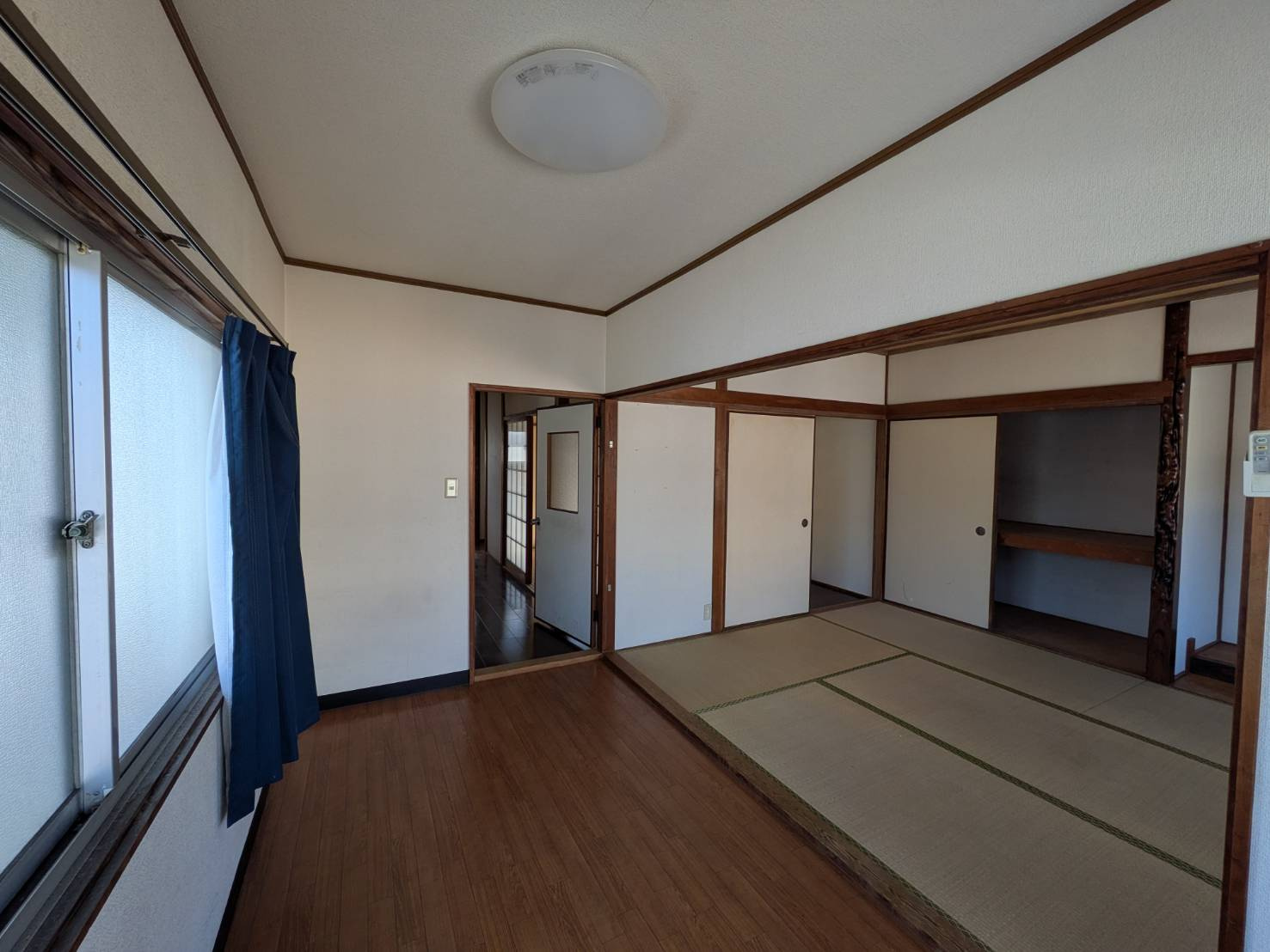 畳のぬくもりを感じられる落ち着いた雰囲気の和室です。押入収納付きでお布団や季節物も収納可能。隣接する洋室とつながりがあり用途に応じて広く使えるのも魅力です。来客用やくつろぎスペースとして重宝します