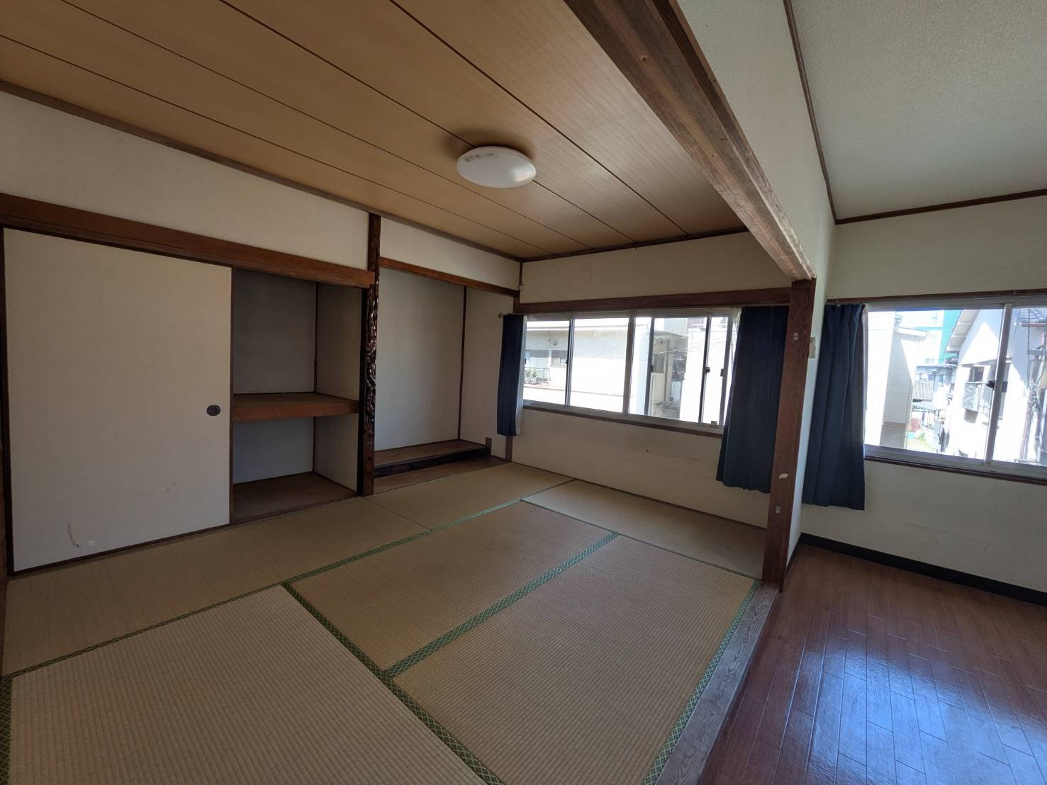 二面採光で明るく、風通しの良い快適な和室空間です。大きな窓から自然光が差し込み、日中は心地よく過ごせます。床の間風のスペースや収納もあり、和の趣を感じながらゆったりとした時間を過ごせる一室です。　