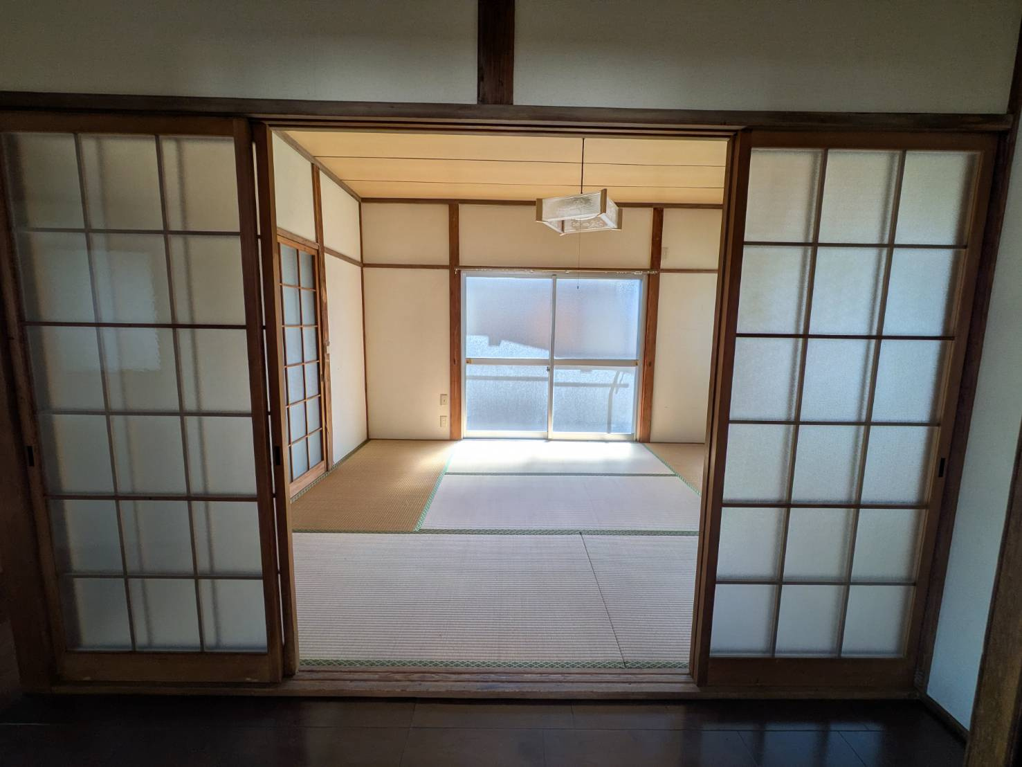 障子で仕切られた落ち着きある和室は、やわらかな光が差し込む心地よい空間です。続き間として開放すれば広々と使うこともでき、ご家族の団らんや来客時にも活躍。和の趣を感じながらゆったり過ごせます。　