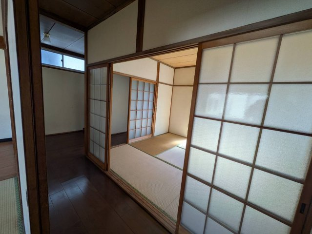 畳の香りが心地よい和室は、落ち着いた時間を過ごせる癒しの空間です。隣室とのつながりもあり、用途に応じて柔軟にレイアウト可能。窓からの採光で明るさも確保され、日中は快適に過ごせます。　