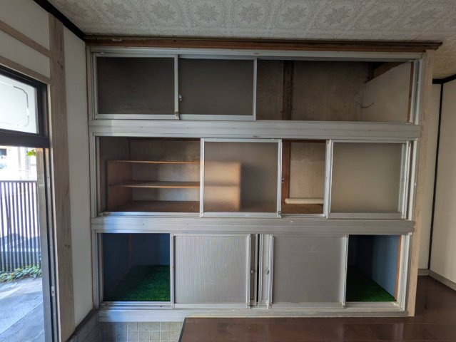 大容量の収納スペースが設けられており靴や日用品をしっかり整理可能。上下に分かれた棚で用途別に収納できる為使い勝手も良好です。奥行もあり季節用品やアウトドア用品の収納に対応できる実用性の高いスペースです