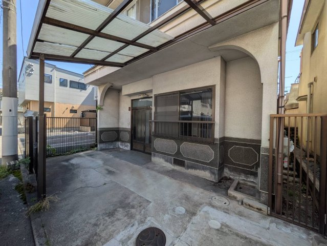 屋根付きの玄関前スペースは雨の日でも濡れにくく出入りがスムーズに行えます。自転車やバイクの置き場としても活用でき日差しや雨から守れるのも魅力。ゆとりある広さで荷物の積み下ろしもしやすく使い勝手いいです