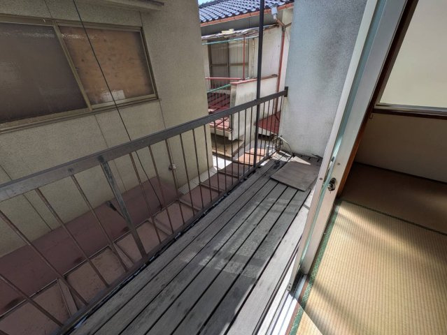 日当たりの良いベランダは洗濯物干しはもちろんちょっとした外気浴にも活用できるスペースです。屋外に出られる開放感があり風通しも良好。居室とつながることで室内に明るさと心地よい風を取り込み快適な住環境です