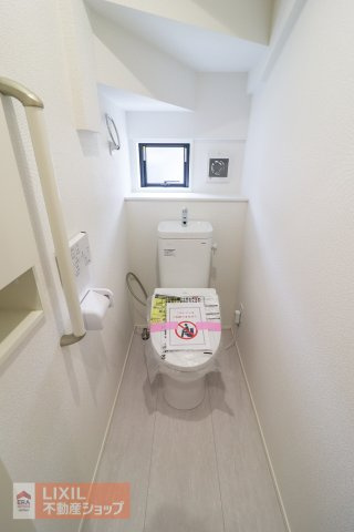 【トイレ】現地完成写真。温水洗浄暖房便座付き。