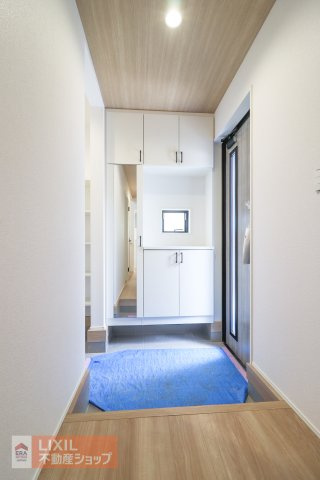 【玄関】現地完成写真。ゆったりと明るい玄関がご家族や来客をお出迎え。