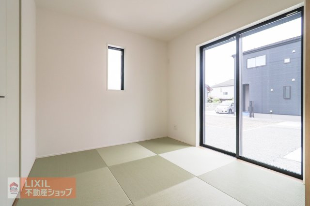 【和室】現地完成写真。ゆったりくつろぎスペース。お子様の遊び場としても重宝しますね♪