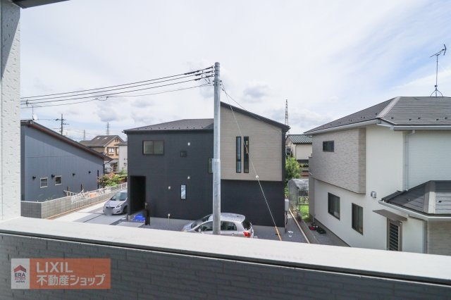 【建物からの眺望】現地完成写真。バルコニーからの景色。十分な間隔が確保されております。