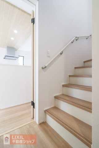 【内装】現地完成写真。階段は手すりもあり妊婦さんからお子様や高齢者も安心です。