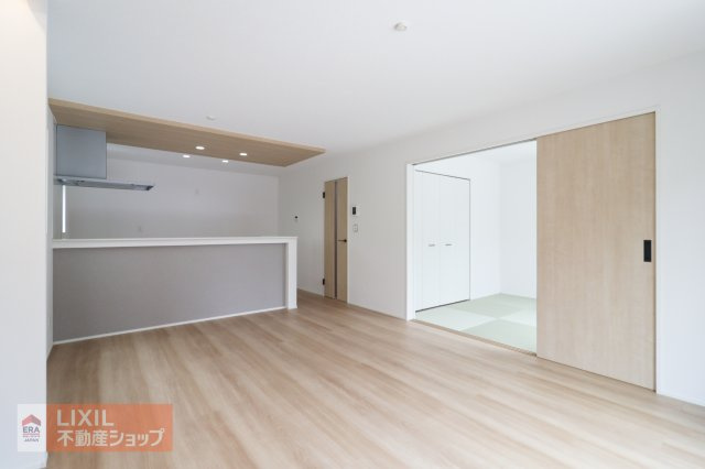 【リビングダイニング】現地完成写真。家族で過ごせるくつろぎの空間