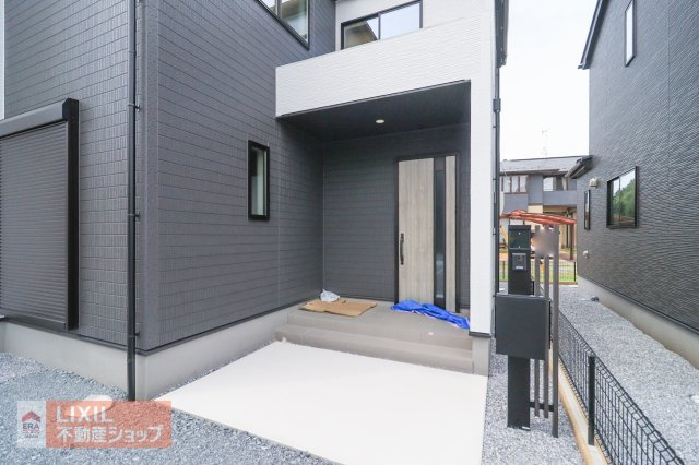 【エントランス】現地完成写真。ゆったりとした玄関。奥行きのあるポーチで雨の日も安心です。