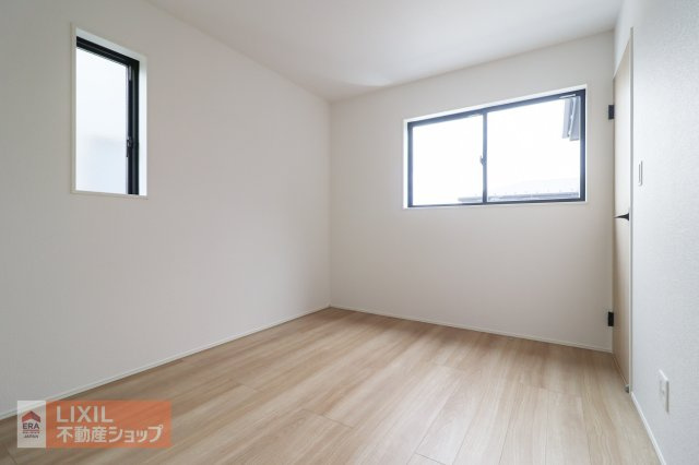 【寝室】現地完成写真。明るい採光の入る主寝室です。