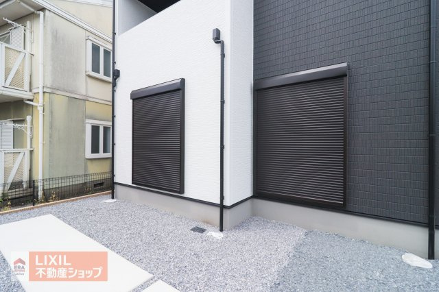 【防犯設備】現地完成写真。1階リビングには雨風の強い日にも役立つ防犯シャッターがついています。
