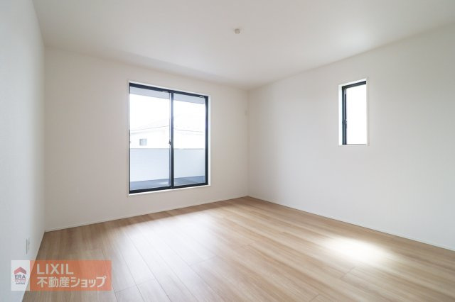 【洋室】現地完成写真。陽当たりや通風が心地よい洋室♪