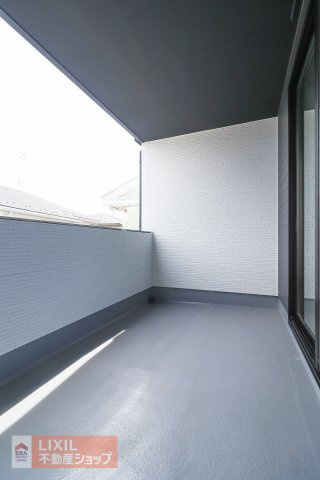 【バルコニー】現地完成写真。広々バルコニーでお布団や洗濯物がたくさん干せます♪