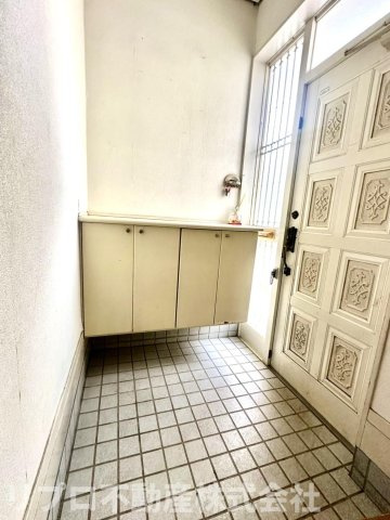 明るい玄関、シューズボックスあります