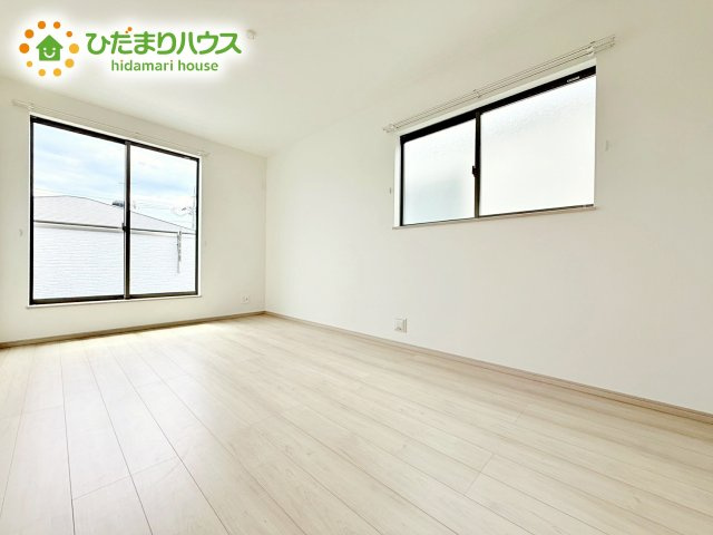 バルコニーに面していて、たっぷり光りの入る明るい主寝室です！