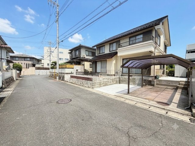 落ち着いた住宅街に位置し、ゆとりある前面道路に面した開放感のある立地です。カーポート付き駐車スペースとお庭を備え、戸建ならではのゆとりある暮らしを実現。小さなお子様のいるご家庭にもおすすめの住環境。