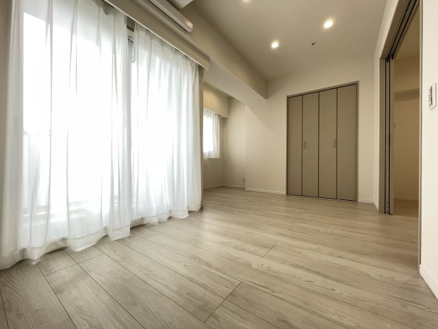 大きな窓がついており、明るい寝室。爽やかな朝を迎えられそう。　