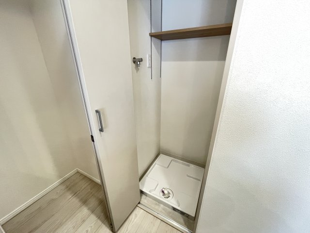 洗濯機置き場の上にも収納スペースがあります。　
