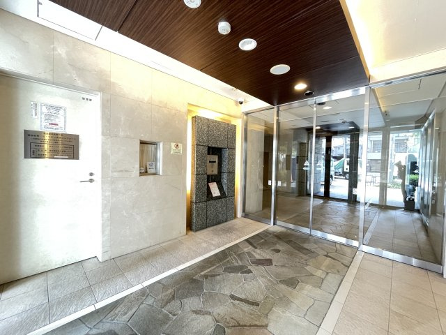 マンションの顔でもある、高級感漂うエントランス。　