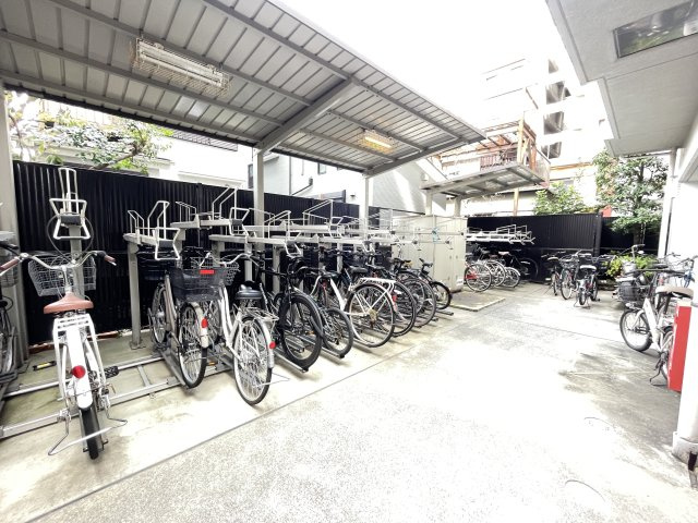 屋根付きの駐輪場で、サビや汚れの心配も不要。　