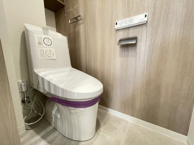 温水洗浄便座付きの清潔感あるトイレは、落ち着いた空間に。　