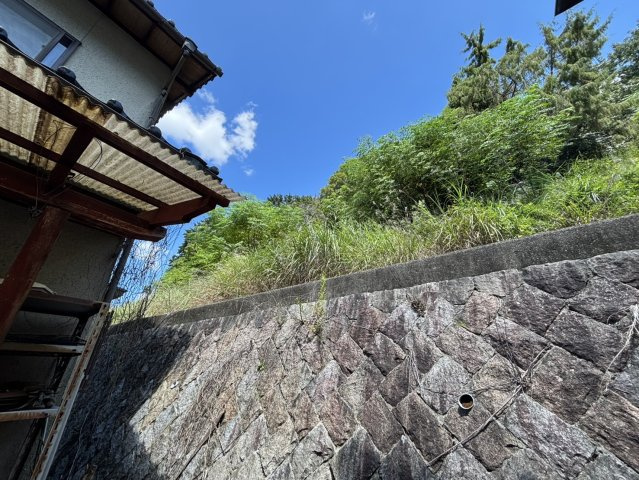 敷地の背後に石垣がしっかりと組まれており、周囲からの視線を遮りつつ落ち着いた住環境を実現しています。背後は緑豊かな自然が広がり、四季折々の景色を楽しめる点も魅力です。静かに暮らしたい方にぴったりです。