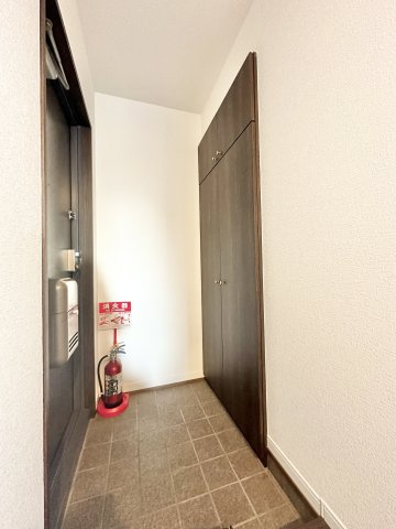 落ち着きのある玄関ドア。広いポーチが魅力的です。　