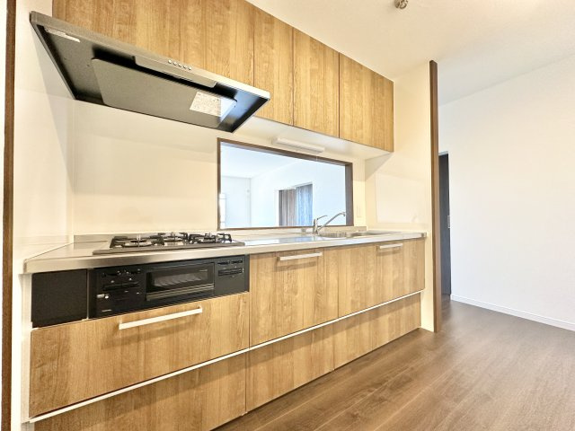 キッチンに立ちながらご家族とのコミュニケーションが取れる！ご家族との距離が近くに感じられそうですね！　