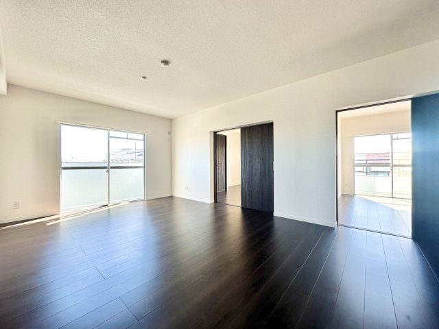ご家族の団らんの間！ナチュラルなインテリアがオシャレな空間！お客様のおもてなしの間としてもピッタリです！　