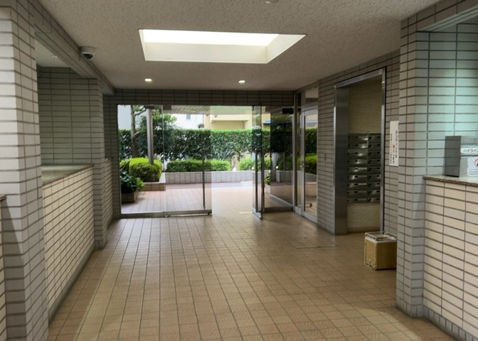 総戸数148戸のスケール感を誇る南林間ハイライズのエントランスです。管理形態は全部委託の巡回管理となっており、共用部の掃除や管理体制が行き届いた安心の居住環境が整えられているマンションです。