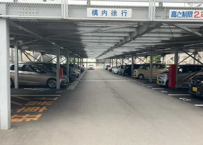 敷地内には月額5、000円でご利用いただける駐車場がございます（空有）。出し入れがしやすい平坦な自走式駐車場となっており、お車をお持ちの方にも安心の設備条件が整っている中古マンションです。