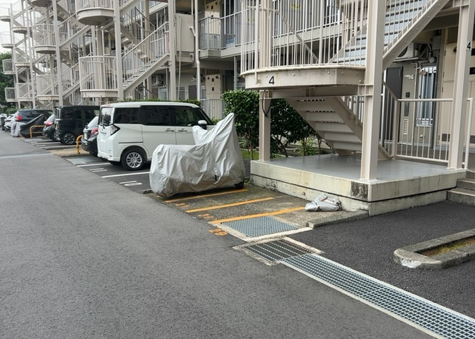 敷地内には自転車を停められる駐輪場が用意されており、使用料は無料（空有）です。小田急線南林間駅や東急田園都市線中央林間駅への移動や、周辺のスーパー・学校への買い物・通学にも自転車が活躍します。