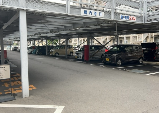 南林間ハイライズの敷地内に完備された平面駐車場です。自走式のため大型車の出し入れもスムーズに行えます。空き状況や車種制限等の詳細につきましては、事前に担当者までお気軽にお問い合わせください。