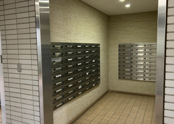 共用部に設置された集合郵便受けです。住人同士が気持ちよく利用できるよう整理整頓が行き届いています。毎日の郵便物の取り出しもスムーズに行え、管理体制の良さを実感していただけるポイントです。