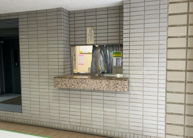 マンションの管理状況を確認できる共用スペースです。全部委託による巡回管理体制が整えられており、建物の維持管理や清掃状況も良好です。安心して快適にお住まいいただける居住環境が守られています。
