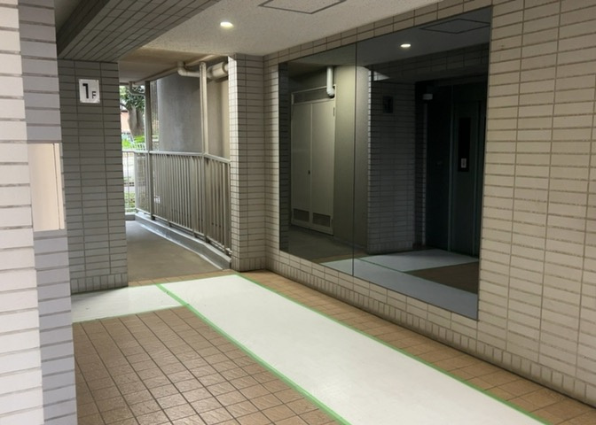 エントランス近くにある共用スペースは清掃が行き届いており、住まう方や訪れる方を優しく出迎えます。総戸数148戸の規模ならではのゆとりある共用空間が確保され、落ち着いた雰囲気が漂っています。