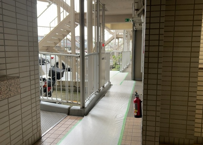 ゆったりとした広さを持つエントランスロビーです。築年数を感じさせない行き届いた清掃と管理状況により、いつでも気持ちよく通過できます。住まいの顔として上質な空気を醸し出している空間です。