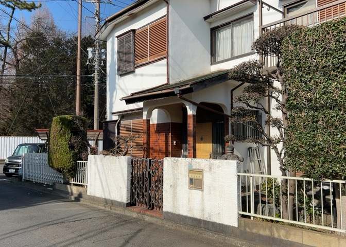 土地の面積＝住宅面積ではありません。建ぺい率の問題などで、土地のある場所によって住宅を建てられる面積は限られています。高さもしかり、「土地」という言葉の中には、建築条件も含まれると考えておきましょう。