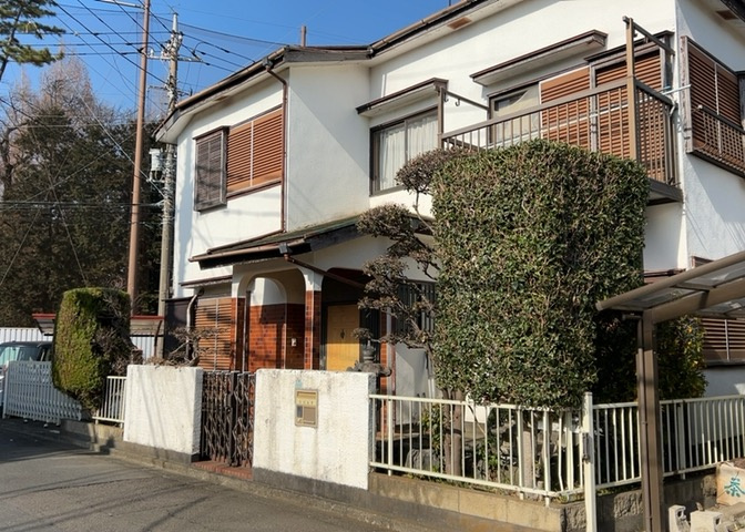家を建てる場合、方位は要チェックです。現実的に日当たりのよい家ならばリビングは南側、建築基準法でも北側に当たる家への配慮は求められています。土地を見学に行く際は、方位磁針を持って行くようにしましょう。