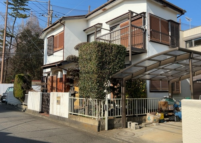 土地の前の道路に消火栓が設置されていることがあります。この場合、道路交通法第45条第1項により、駐車禁止の場所が指定されています。そのため、車庫などの駐車スペースをつくることができない場合があります。