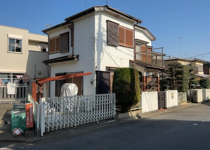 現地に行くなら、物件の周囲の地形がどうなっているかを見ることも大切です。周辺より低くなっている土地では、大雨などで水が集まりやすいため、地盤が弱くなっているということも考えられるため、注意が必要です。