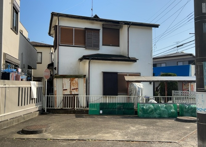 土地購入を検討されている場合、境界杭がない状態で購入してしまうと境界確定測量をする必要があり、費用がかかります。購入の前に、売主、隣土地所有者立ち合いのもと境界を確定し境界杭を設置するのがベストです。