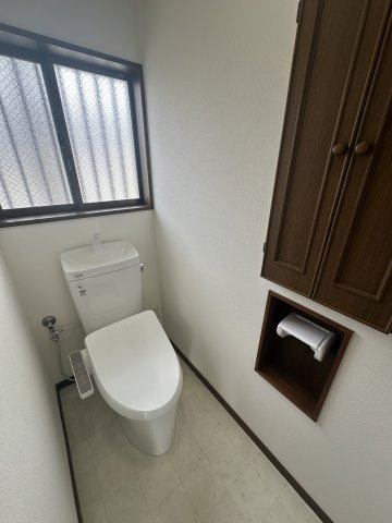 トイレにも窓がついており、使用後にしっかりと換気ができて清潔です。